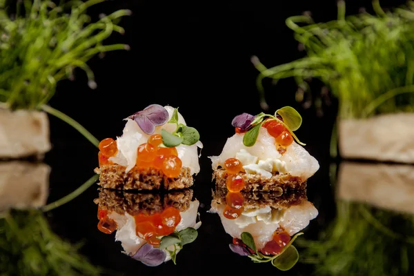 Salmão fresco, queijo e canapés de ervas — Fotografia de Stock