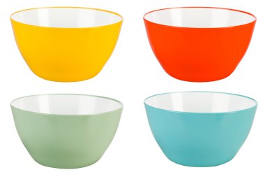 Beyaz arka plan üzerinde renkli plastik kase
