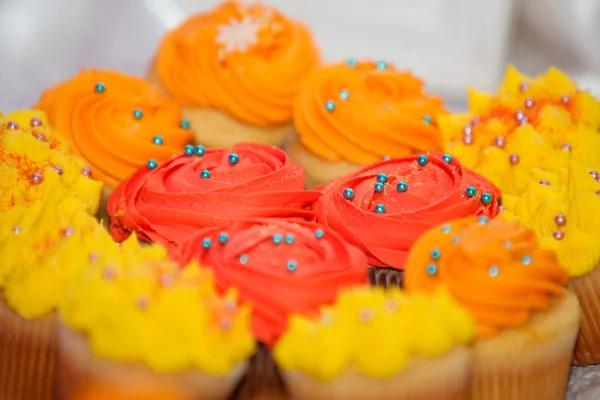 플래터에 크림 색된 컵 케이크 — 스톡 사진