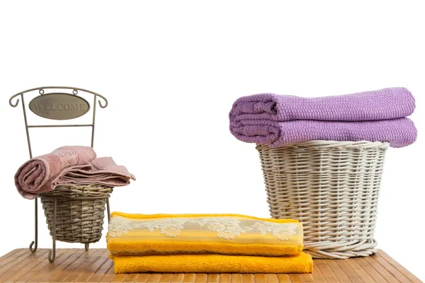 Rieten manden vol gekleurde schone handdoeken — Stockfoto