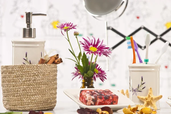 Set de bain floral avec cannelle et pétales — Photo