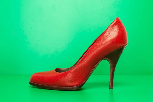Single red high heels — Stock Photo, Image