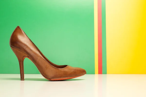 Bruna höga klackar skor — Stockfoto