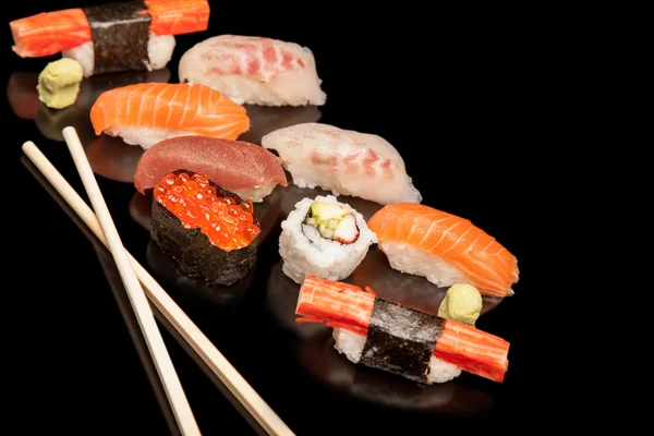 Japonské sushi z mořských plodů — Stock fotografie