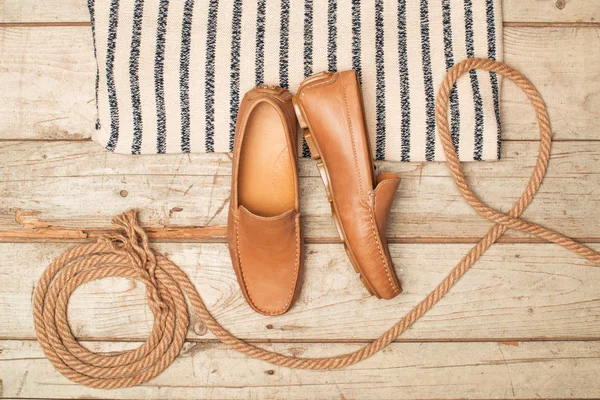 Loafer-Schuh für Männer auf altem Holz — Stockfoto