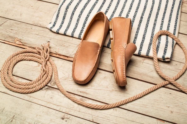 Loafer-Schuh für Männer auf altem Holz — Stockfoto