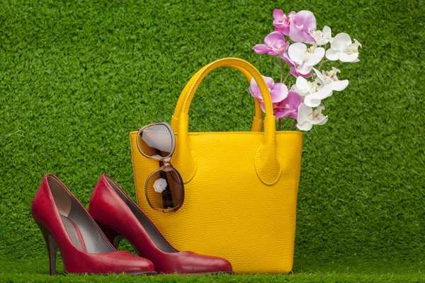 Sonnenbrille, Handtasche und rote Schuhe — Stockfoto