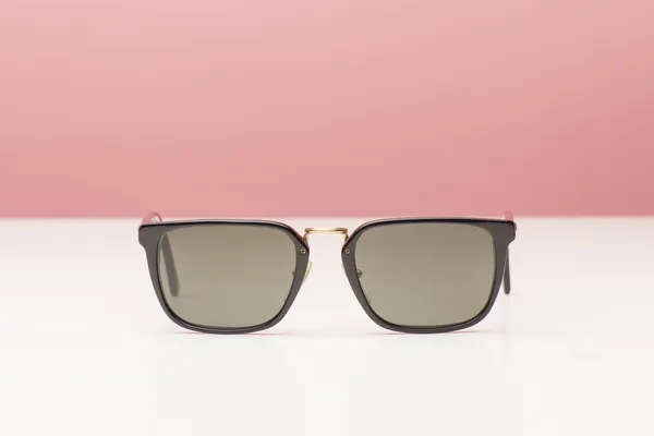 Коричневий сонцезахисні окуляри — стокове фото