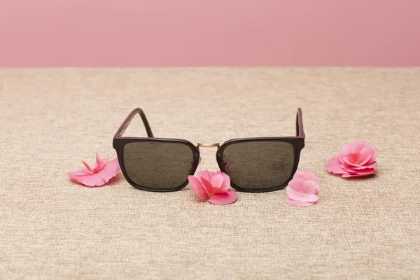 Braune Sonnenbrille auf Leinwand — Stockfoto