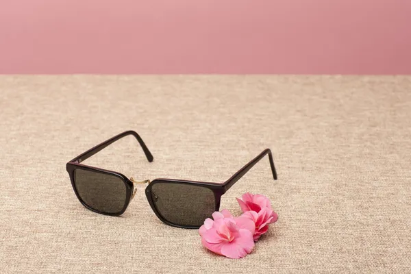 Braune Sonnenbrille auf Leinwand — Stockfoto