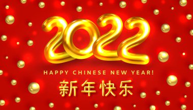 Mutlu Çin Yeni Yılı 2022. Çin Kaplanı Yılı. Çince tebrikler. Kırmızı arka planda altın toplarla 2022 numaraya asılıyor. Altın metalik Çin hiyeroglifleri metni. Vektör