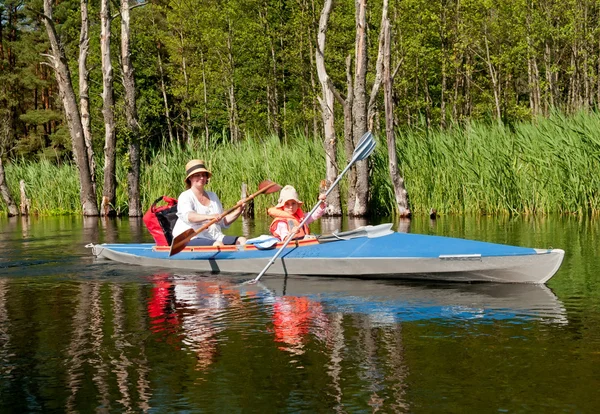 Mother and daughter paddling — Stock Photo, Image