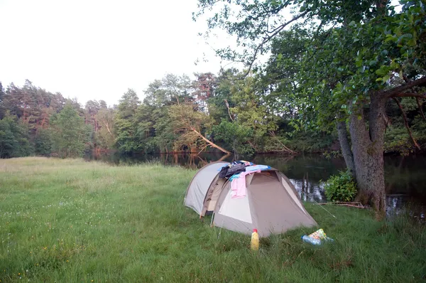 Tent op de rivieroever — Stockfoto