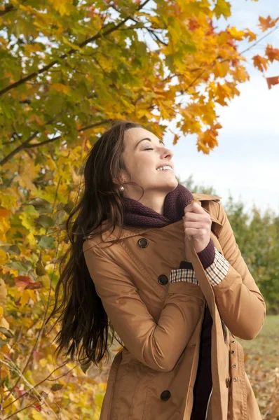 Gelukkig jong vrouw — Stockfoto