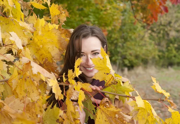 Женщина наслаждается осенью — стоковое фото