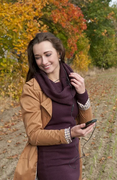 Mujer escuchando música — Foto de Stock