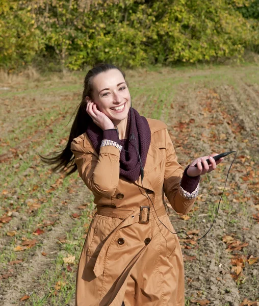 Frau hört Musik — Stockfoto