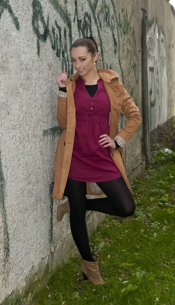 Woman stands on a wall — Stock Photo, Image