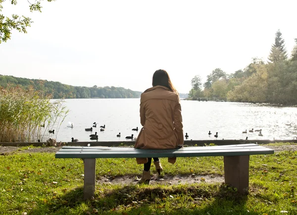 Einsame junge Frau — Stockfoto