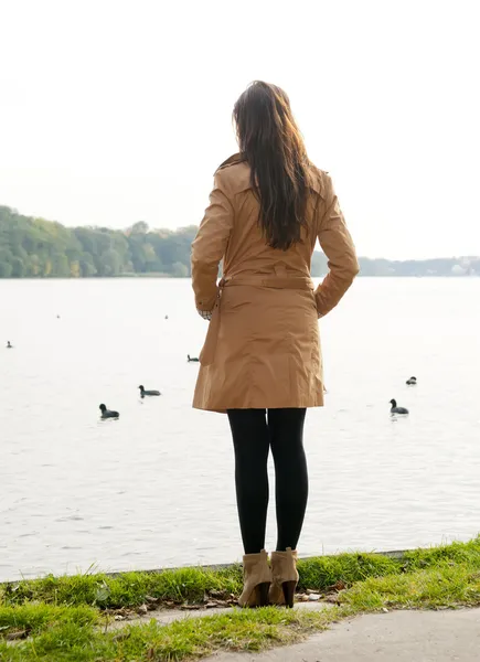 Mujer joven y solitaria — Foto de Stock