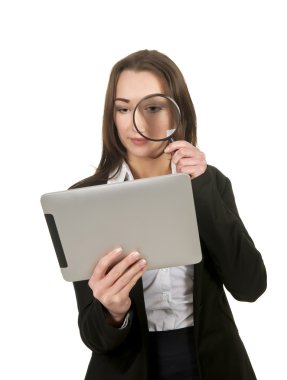 tablet pc ve Büyüteç Camı tutan bir iş kadını