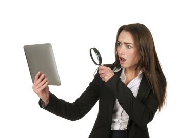 tablet pc ve Büyüteç ile iş kadını