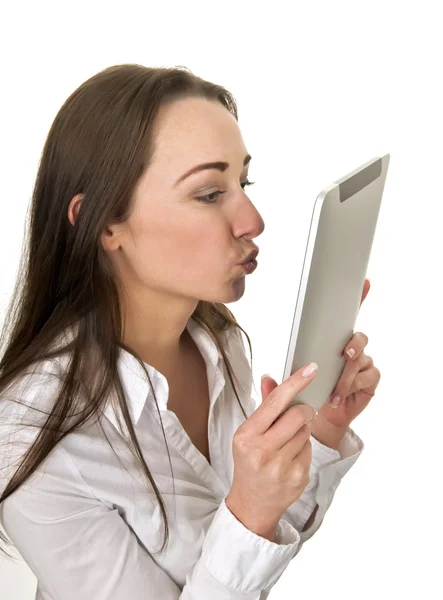 Деловая женщина целует планшетный компьютер — стоковое фото