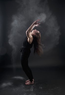 dans eden kadın tarafından toz kaplama