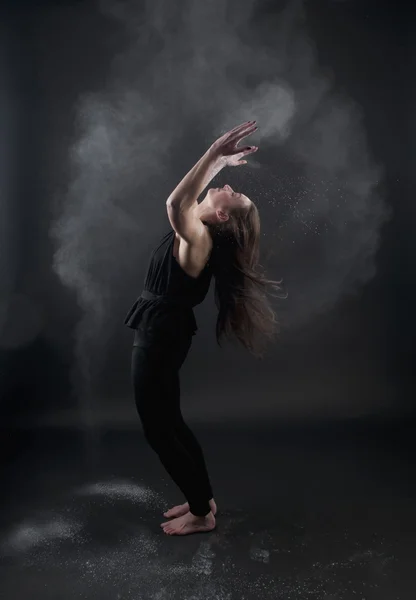 Tančící žena podkladě prášek — Stock fotografie