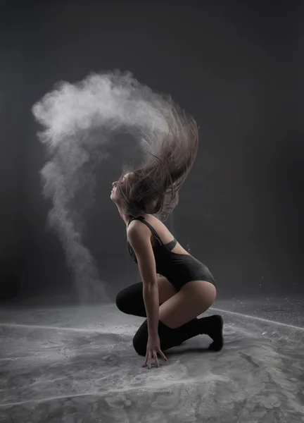 Tančící žena s bílým práškem — Stock fotografie