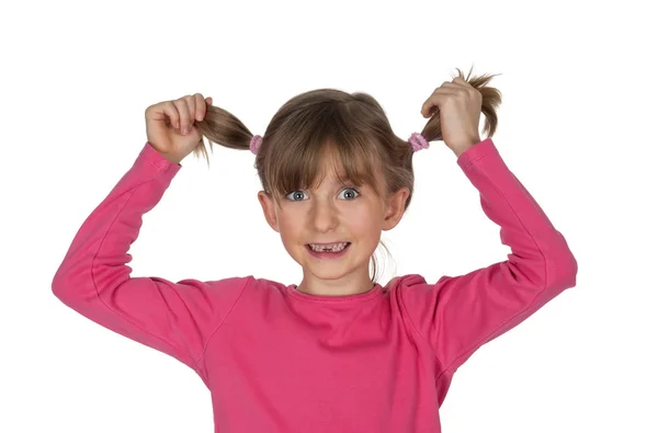 Kleines Mädchen zieht ihre Zöpfe — Stockfoto