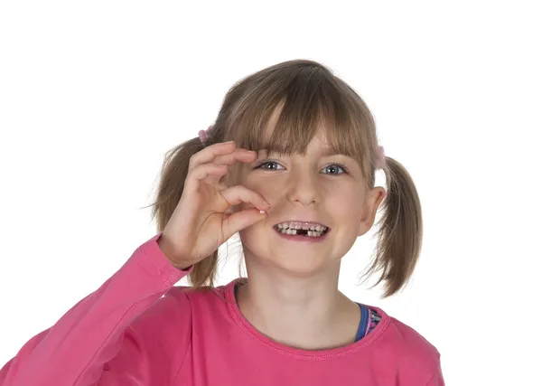 Sorrindo criança mostrando seu primeiro caído dentes de leite — Fotografia de Stock