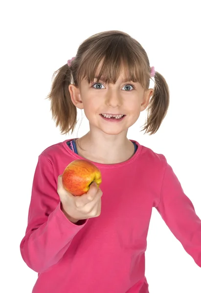 Jeune fille avec des dents manquantes manger une pomme — Photo