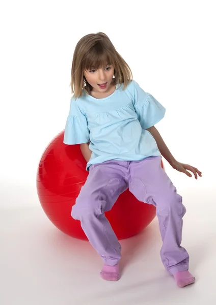 Niña haciendo ejercicio con pelota de gimnasio — Foto de Stock