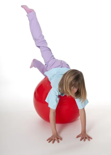 Menina se exercitando com bola suíça — Fotografia de Stock