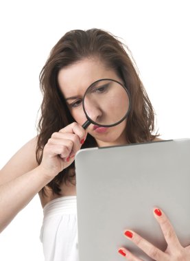 tablet pc ve Büyüteç camı olan kadın