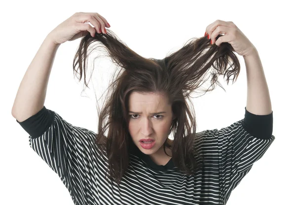 Mujer arrancándose el pelo — Foto de Stock