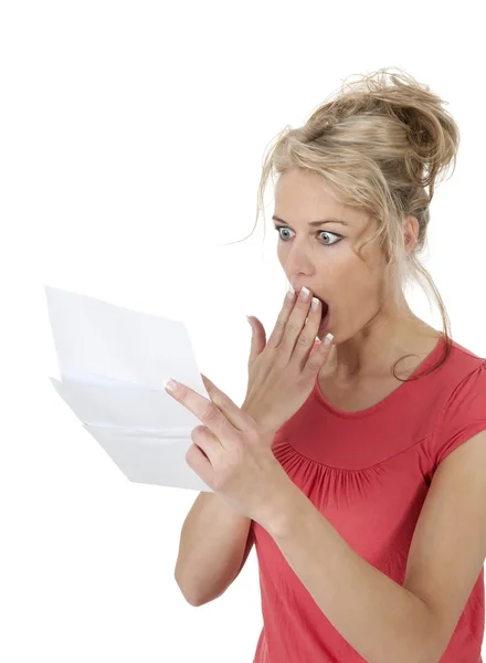 Mujer sorprendida leyendo malas noticias — Foto de Stock