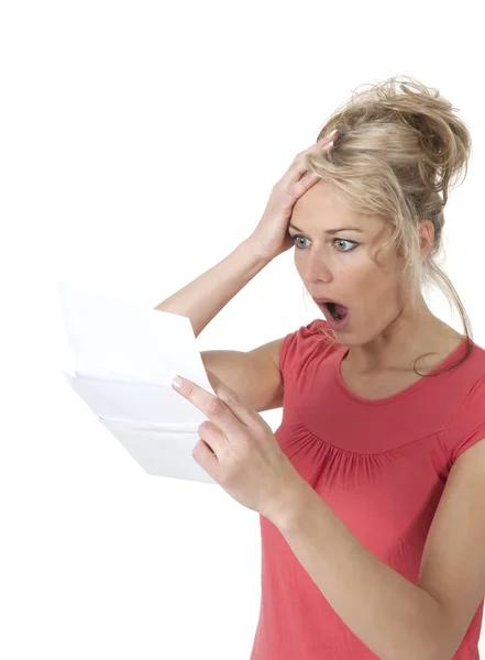 Mujer sorprendida leyendo malas noticias —  Fotos de Stock