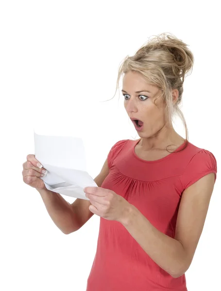 Mujer sorprendida leyendo malas noticias —  Fotos de Stock