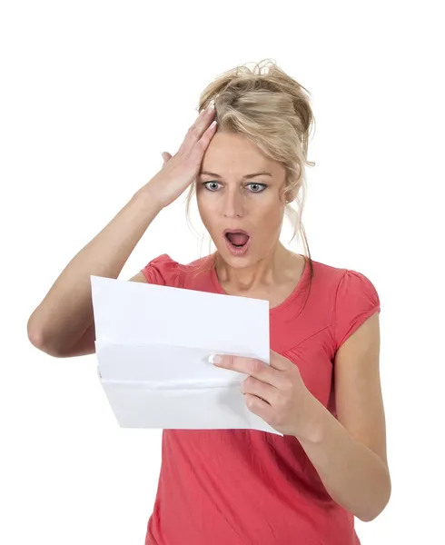 Mujer sorprendida leyendo malas noticias —  Fotos de Stock