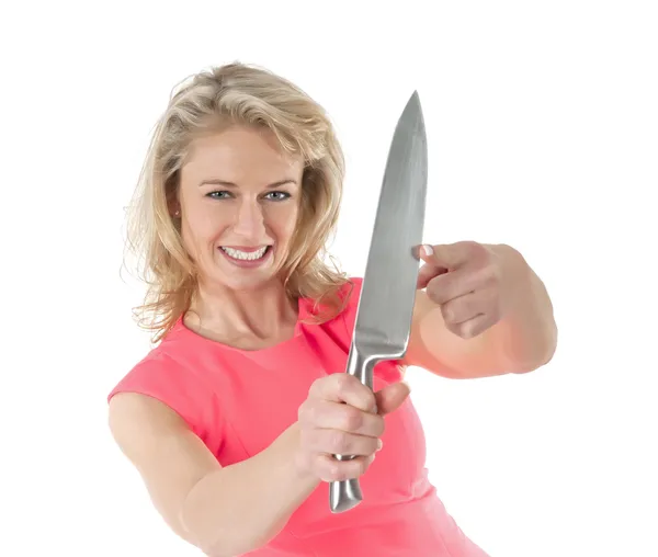 Улыбающаяся женщина с кухонным ножом — стоковое фото