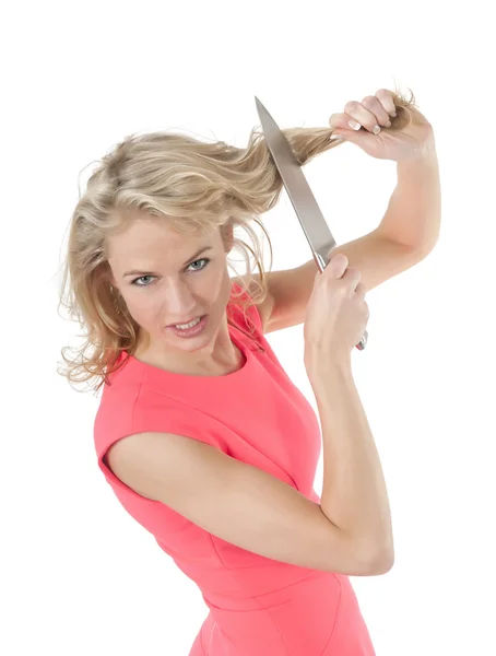 Frau schneidet Haare mit Messer — Stockfoto