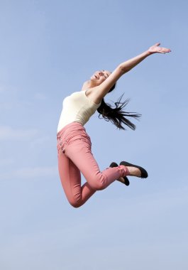 kadın mavi gökyüzüne jumping