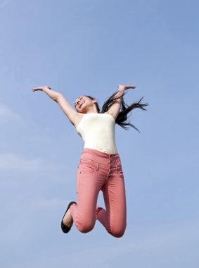 kadın mavi gökyüzüne jumping