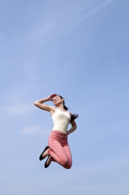 kadın mavi gökyüzüne jumping