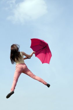 kadın kırmızı şemsiye ile atlama