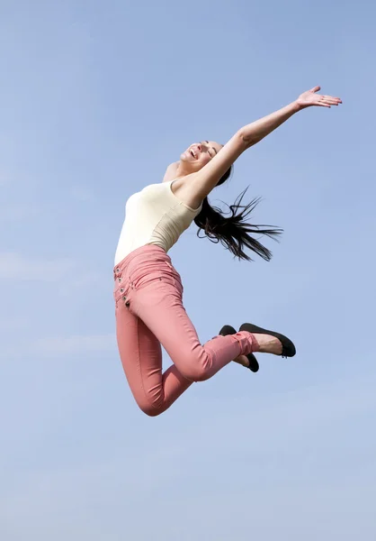 Femme sautant dans le ciel bleu — Photo