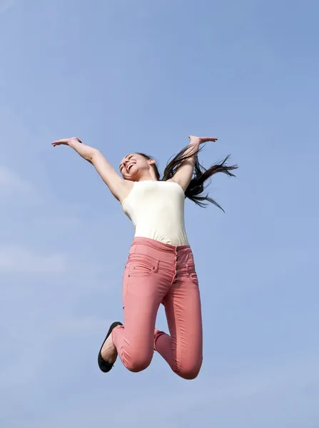 Kadın mavi gökyüzüne jumping — Stok fotoğraf