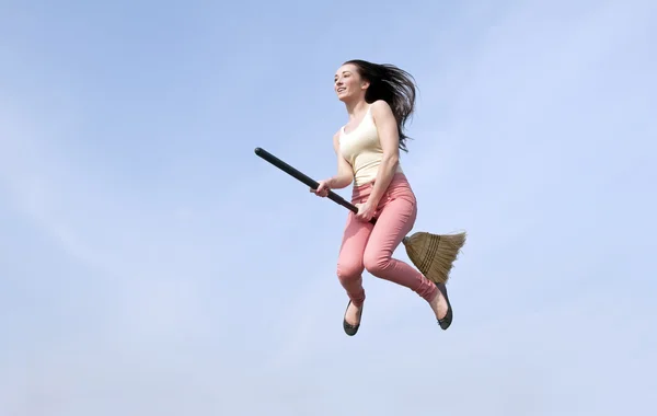 女人骑扫帚 — 图库照片